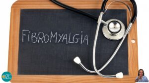 Fibromialgia: lavagna con la scritta “Fibromyalgia” e stetoscopio, simbolo di una condizione cronica complessa
